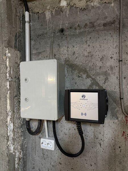 Vand loc parcare cu statie masini electrice in zona Stefan Cel Mare