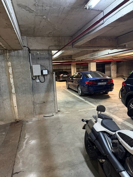 Vand loc parcare cu statie masini electrice in zona Stefan Cel Mare