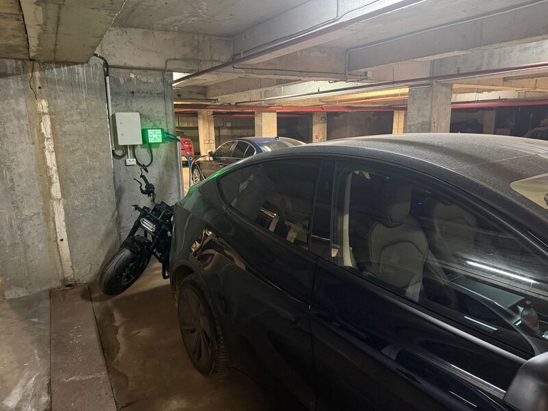 Vand loc parcare cu statie masini electrice in zona Stefan Cel Mare