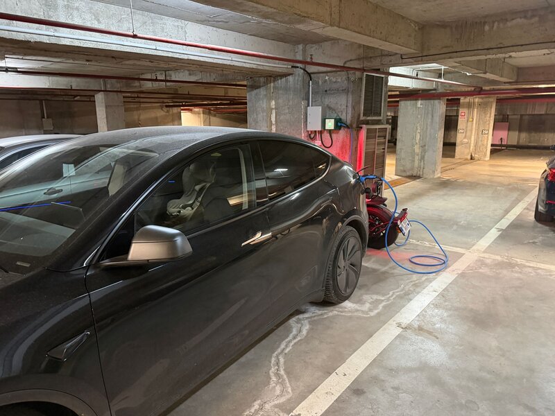 Vand loc parcare cu statie masini electrice in zona Stefan Cel Mare