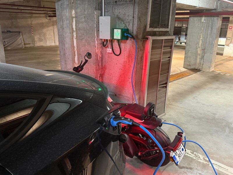 Vand loc parcare cu statie masini electrice in zona Stefan Cel Mare